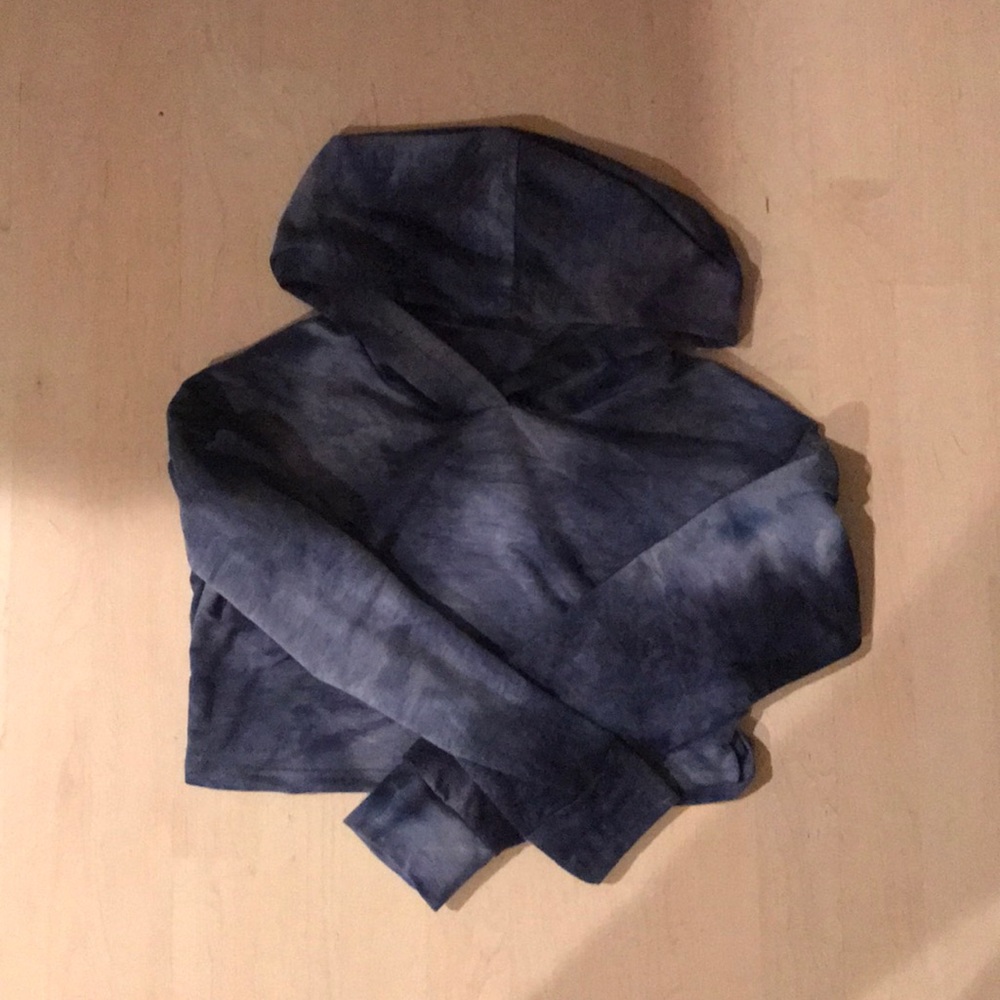 blue cropped tie-dye sweatshirt